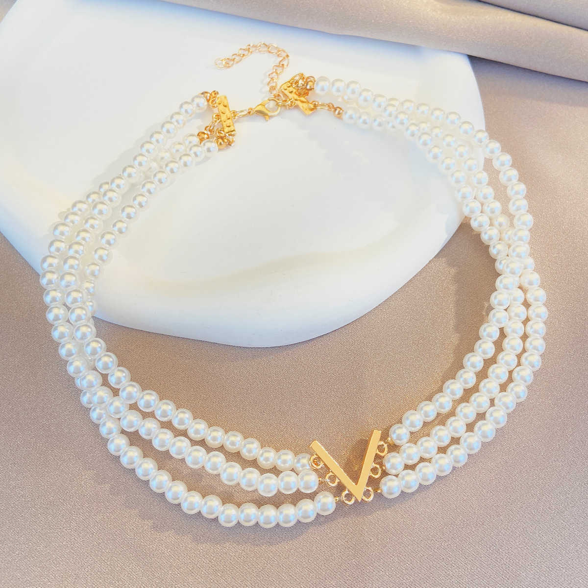 Pendant Necklaces New multi-layer pearl jewelry set with female Instagram style creative design and V-shaped collar bracelet set H25219