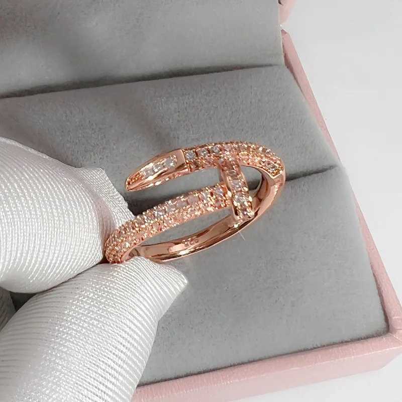 Band Rings Exquisite Screw Rings for Woman Adjustable Crystal Zircon Copper Ring Nightclub Party Girls Unusual Fashion Jewelry Accessories J250217 1J6