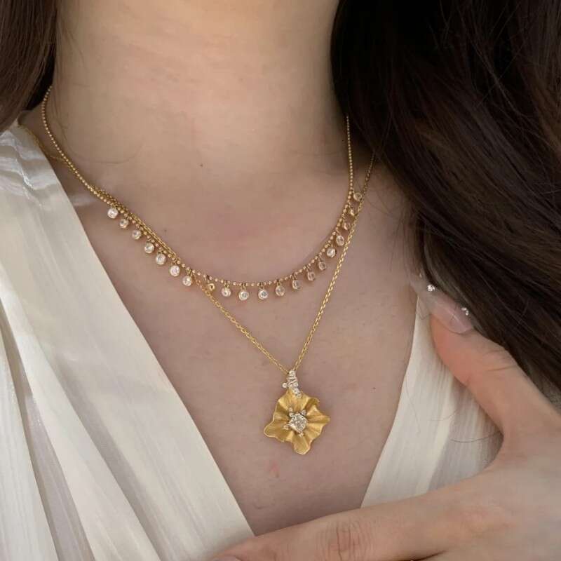 New foil figurine, gold-plated wer, sand gold pleated drawing process, hooked silk petal pendant, collarbone chain