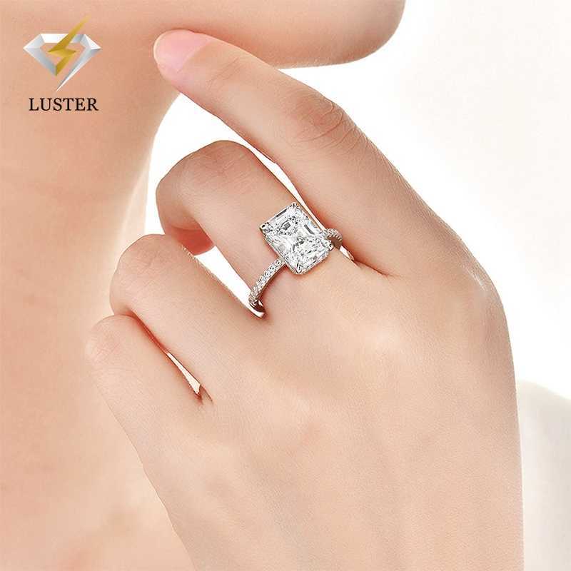 Luster Jewelry Luxury Design 18k Gold Engagement Wedding GRA Emerald Moissanite Diamond Ring for Women