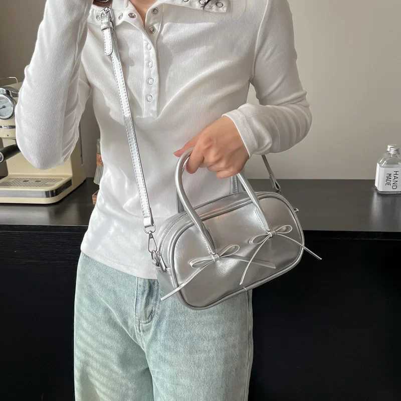 Premium Oil Wax Leather Small Shoulder Bag Womens 2025 New Trendy Versatile Messenger Bag Fashion Portable Bowling Bag Y250218