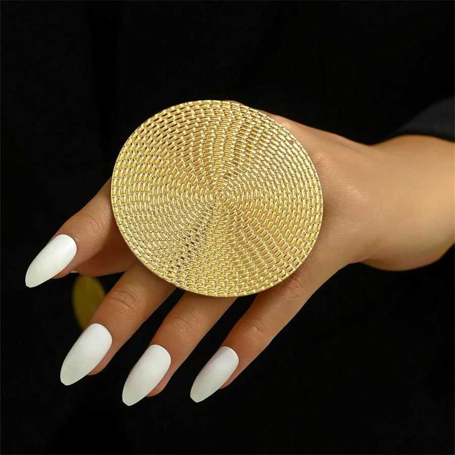 Fashion Gold Color Round Hollow Out Flower Big Ring For Wen Trendy Metal Finger Ring Hip Hop Statement Party Jewelry X250220