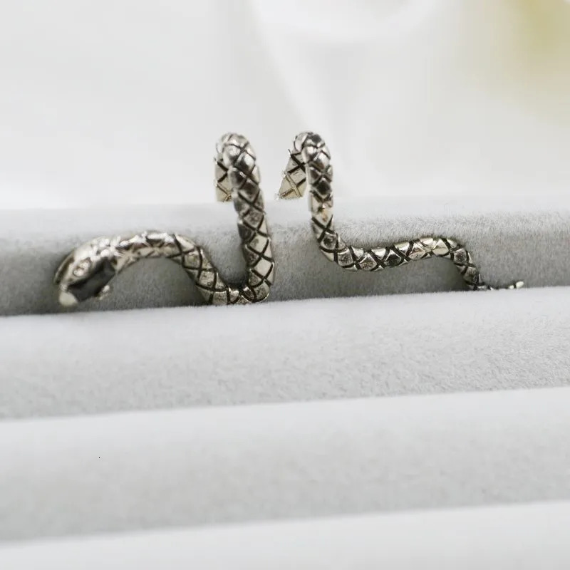 20 snake shaped PUNK EMO earrings cuff earrings packaging clip on earrings clip on female/male non perforated jewelry 250220