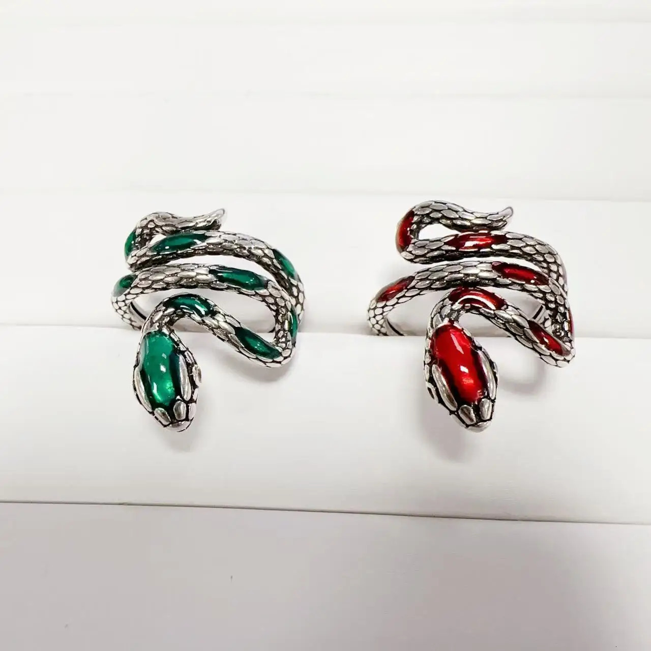 Personalized and versatile snake enamel snake shaped ring for women retro men cloisonn is an index finger jewelry ring. 250220