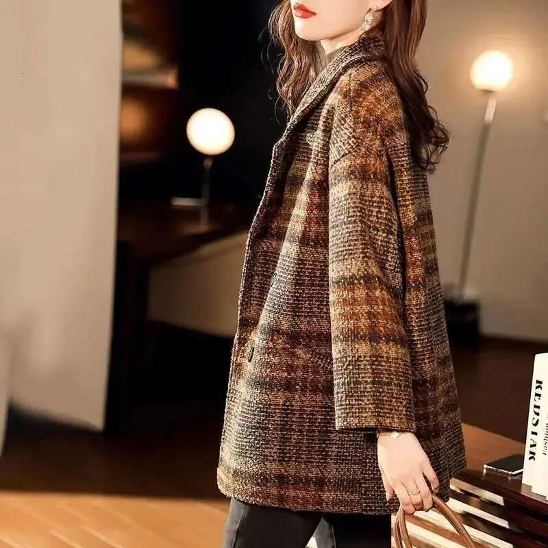 2024 Spring New Women's Petite Plaid Woolen Jacket High-End British Style Narrow Overcoat V-Neck Patterned Coat From China
