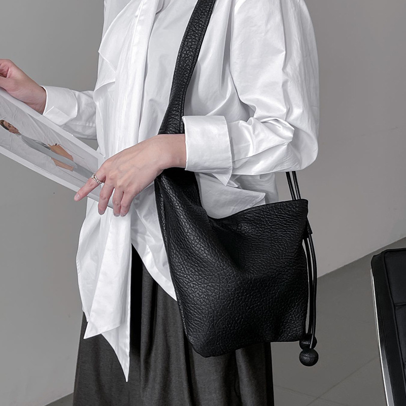 Texture Sensation Niche Design Tote 2025 New Fashionable Soft Sheepskin Horn Genuine Leather Shoulder Crossbody Women's Bag