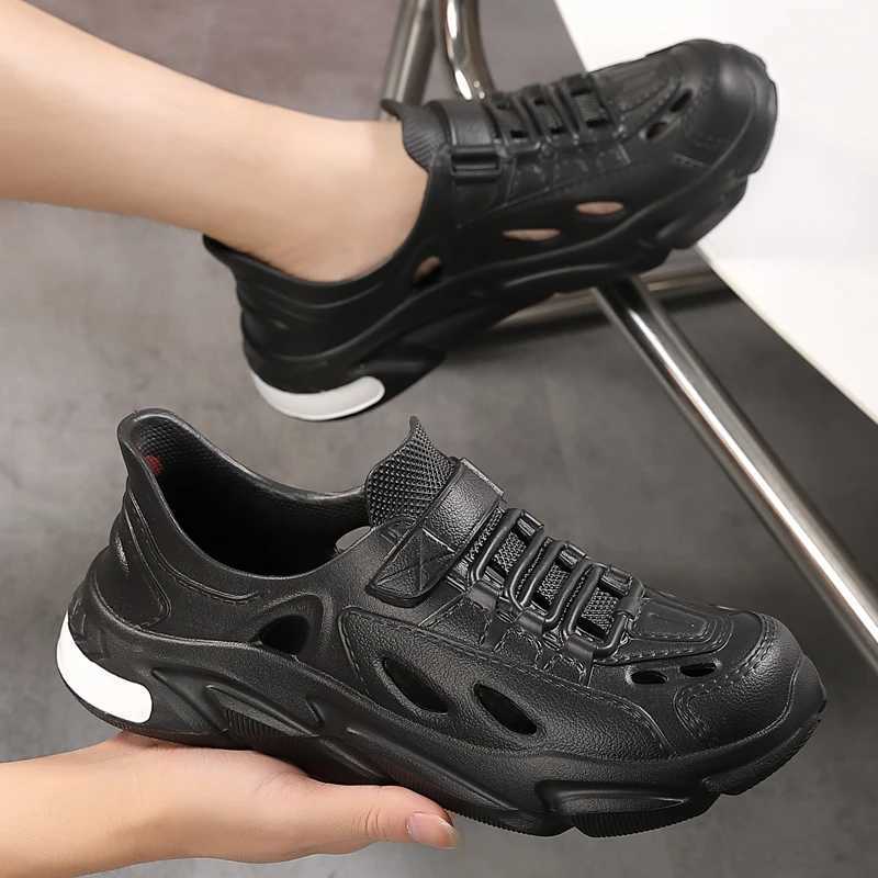 New Arrival Summer New Mens Lightweight and Comfortable Garden Shoes EVA Integrated Perforated Shoes Beach Shoes Sports and Casual Sandals T250220