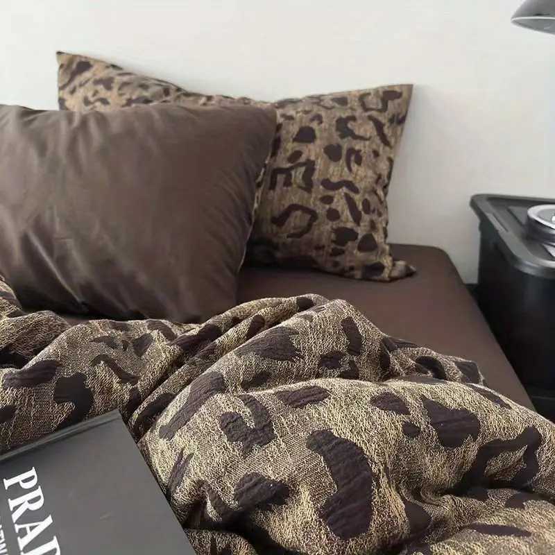 Luxury Brown Leopard Print Bedding Set Fashion Quilt Cover and Flat Sheet Pillowcase Single Double Queen Size for Adults CoupleXJ250220