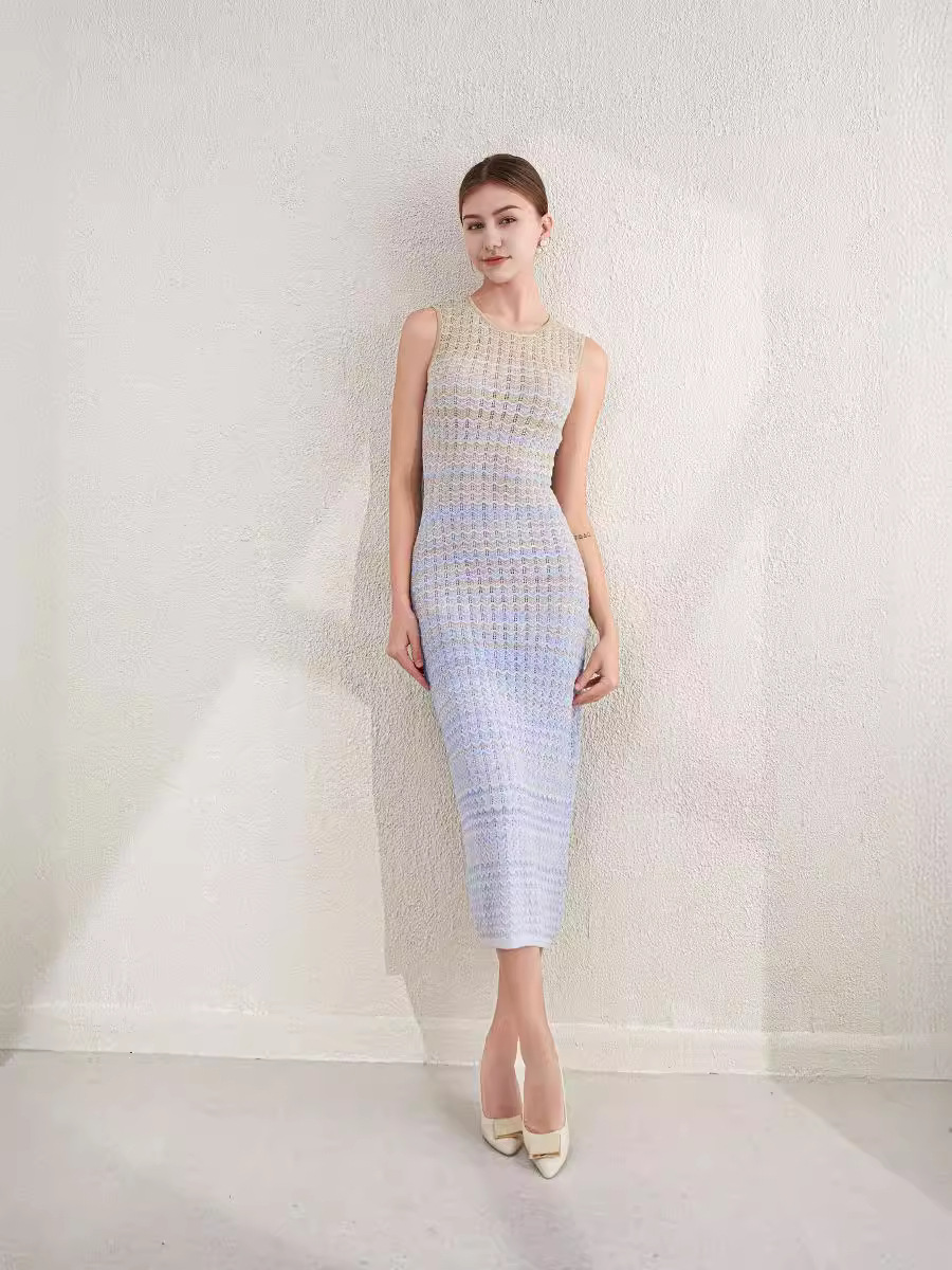 Chic Gradient Knit Women's Maxi Dress Soft Material, Flattering Round Neck, Slender Fit