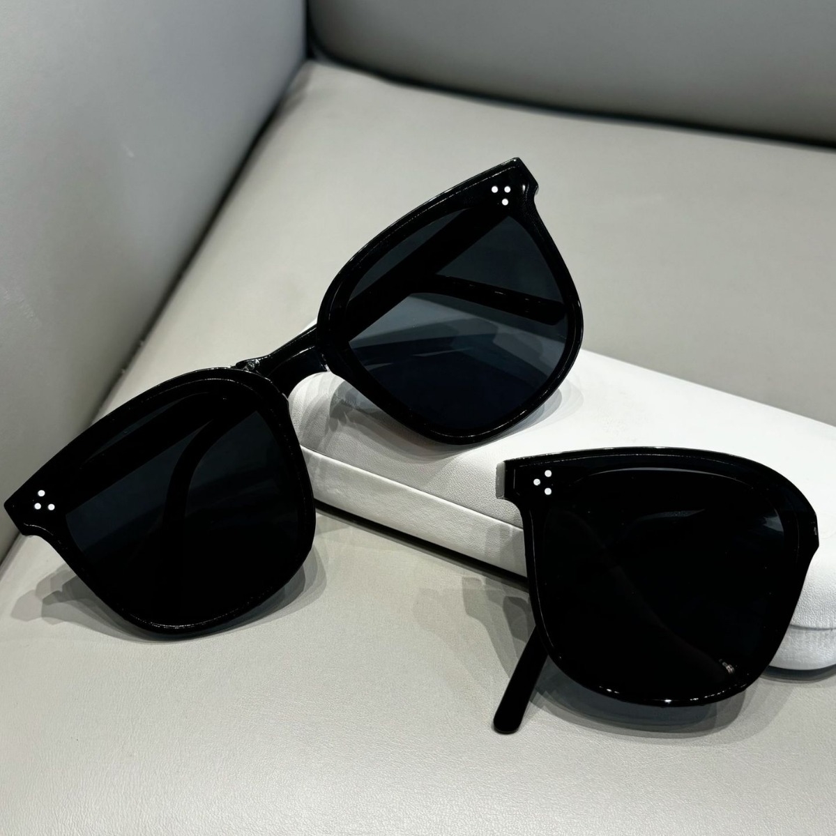 2025 three-point folding sunglasses are fashionable and trendy, showing off white and slimming. They are versatile and suitable for both men and women