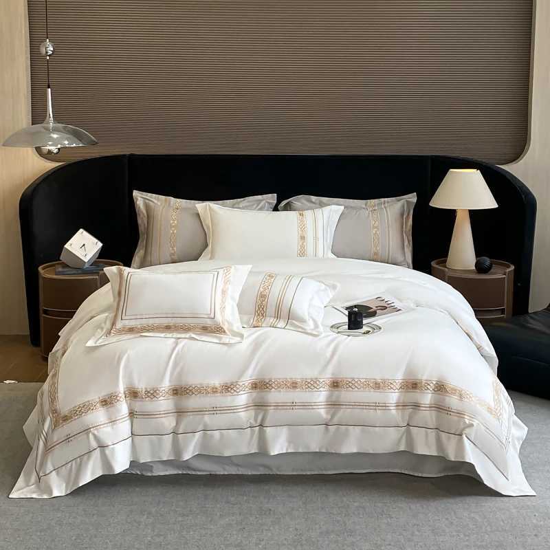 100% Egyptian Cotton Luxury Gold Embroidery Hotel Style Bedding White Grey Duvet Cover Set Fitted Sheet Bed Sheet PillowcasesXJ250220