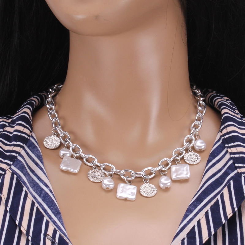 Vintage baroque faux pearl necklace women collarbone chain sweater chain ins niche design feeling