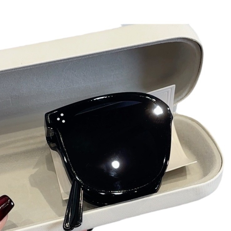 2025 three-point folding sunglasses are fashionable and trendy, showing off white and slimming. They are versatile and suitable for both men and women