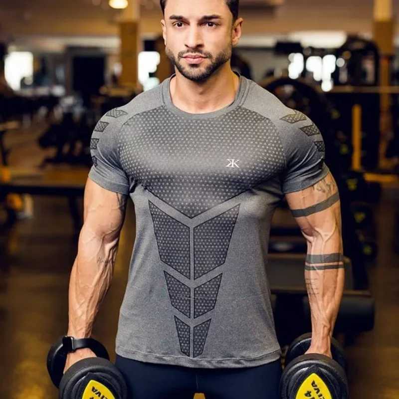 2024 mens running sports T-shirt training fast drying tight short sleeved shirt fitness compression T-shirt top mens clothing W250220