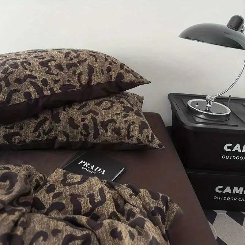 Luxury Brown Leopard Print Bedding Set Fashion Quilt Cover and Flat Sheet Pillowcase Single Double Queen Size for Adults CoupleXJ250220
