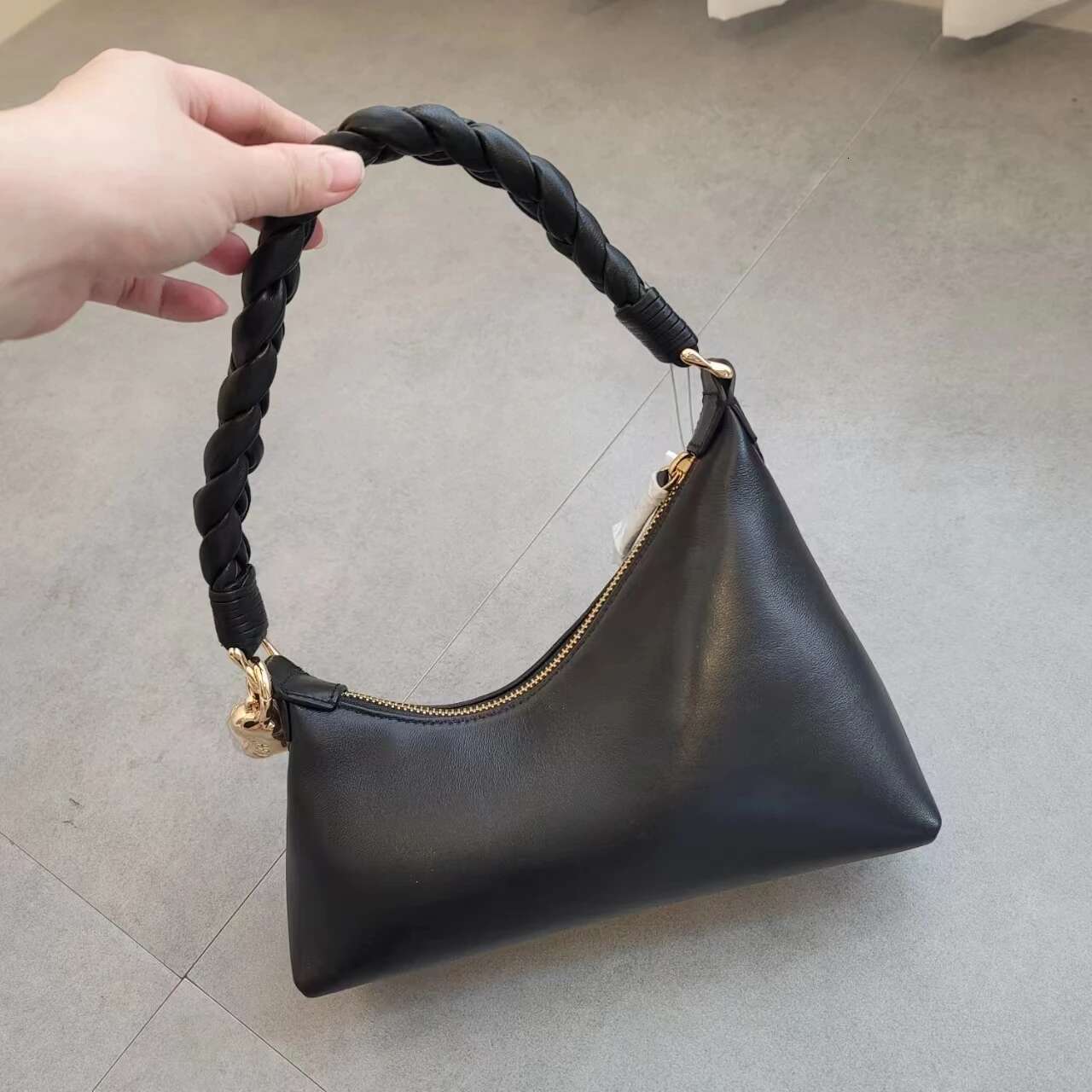 Niche AUPEN Ladies Sheepskin Black Fashion Commuter Braided Gold Bean Shoulder Handbag Underarm Bag