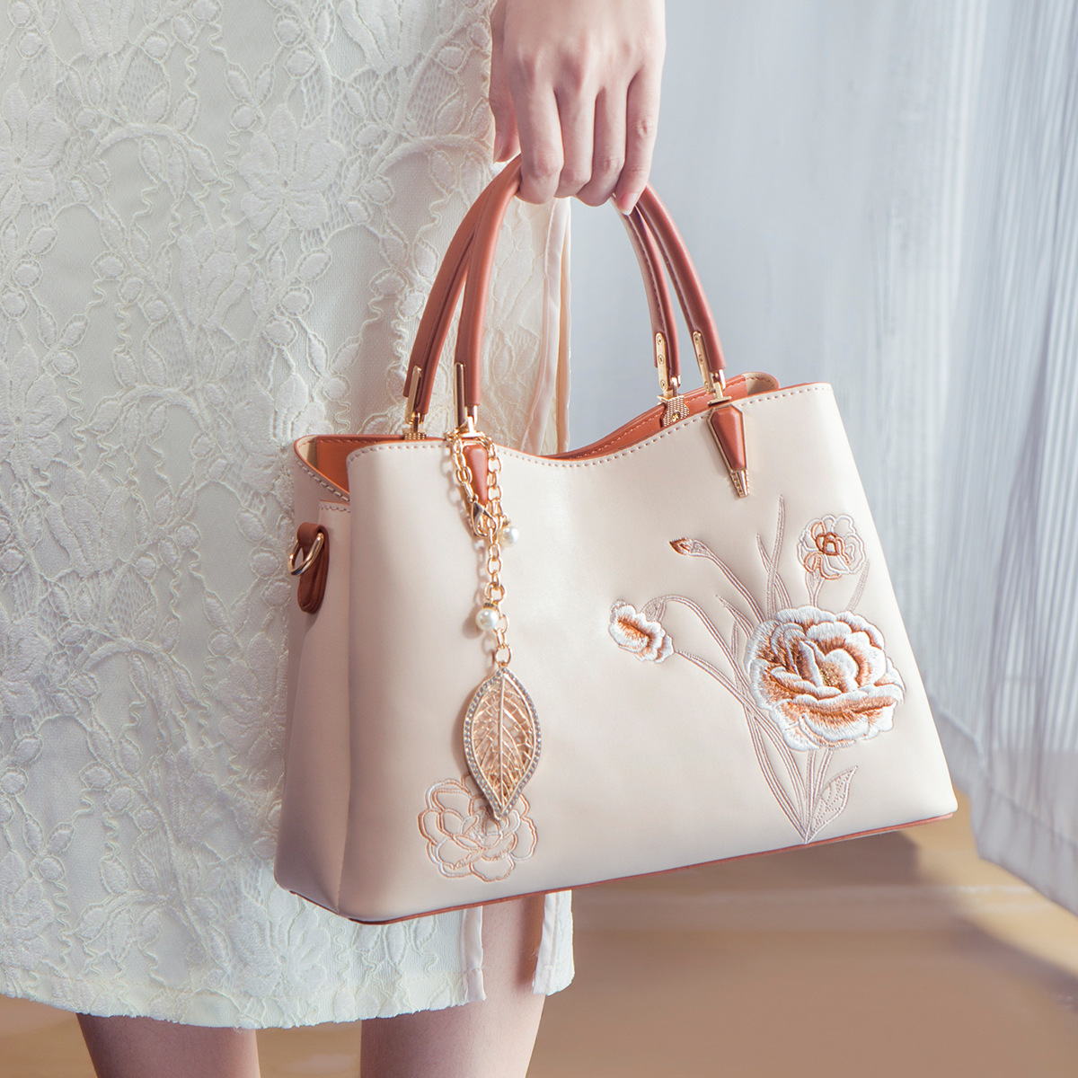 2025 New Embroidered Chinese style Large Capacity Handheld Mama with Atmospheric and High Quality Cross Carrying Women's Bag