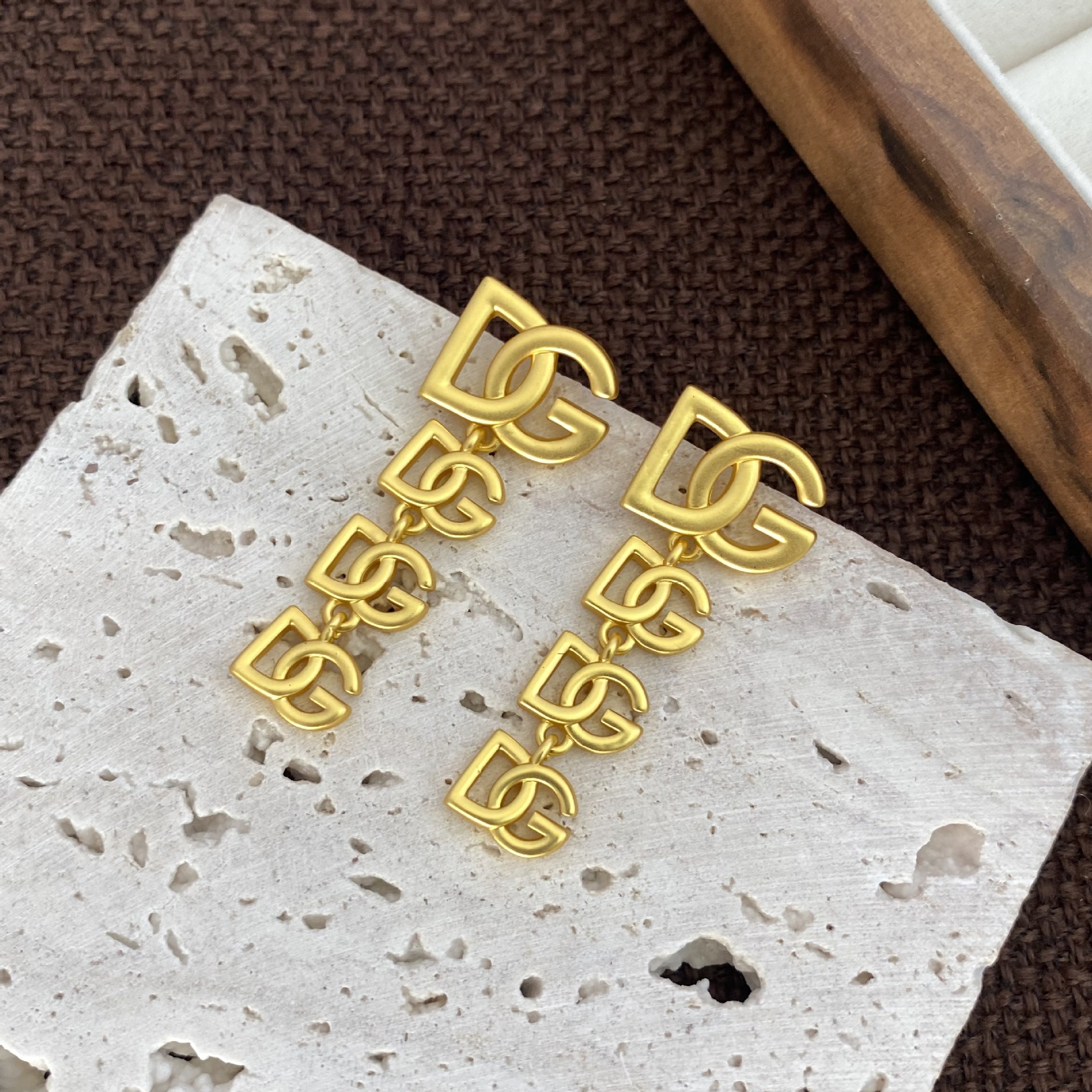 New Arrival Retro DG Letter Earrings Stylish Gold Bold and Unique Vintage Jewelry Birthday Anniversary Gift European and American Style Jewelry