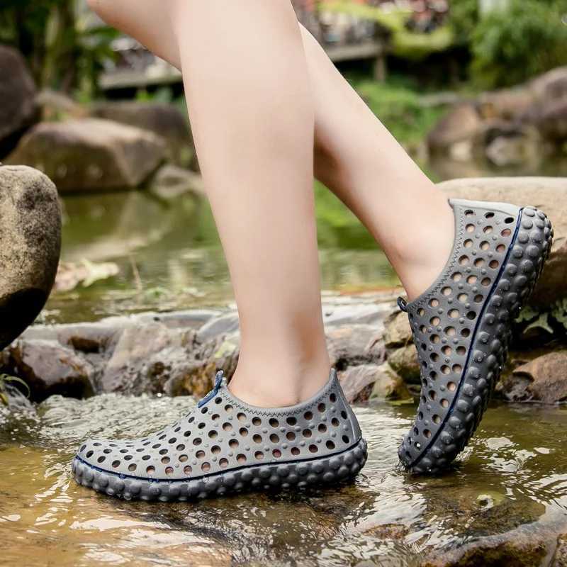 New Arrival Unisex Fashion Beach Sandals Men Anti Slip Thick Sole Slippers Lightweight Summer Flip Flops Garden Water Shoes Man Women T250220