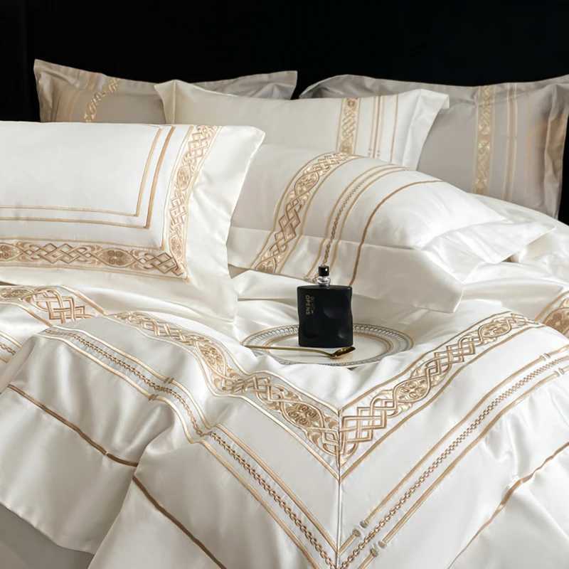 100% Egyptian Cotton Luxury Gold Embroidery Hotel Style Bedding White Grey Duvet Cover Set Fitted Sheet Bed Sheet PillowcasesXJ250220