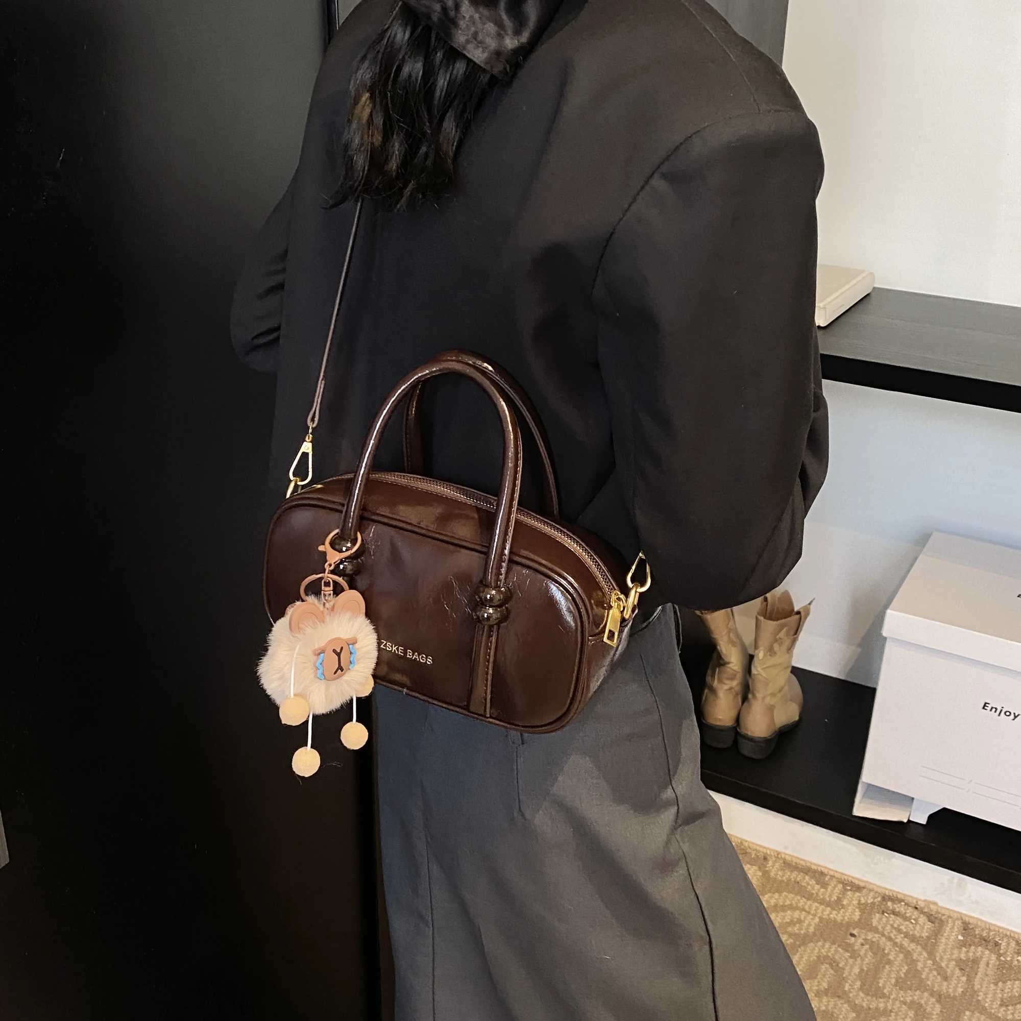 Niche Design Fashion Handheld Womens Baseball Bag 2024 New Retro Shoulder Bag Premium Retro Cross Body Bag Y250320