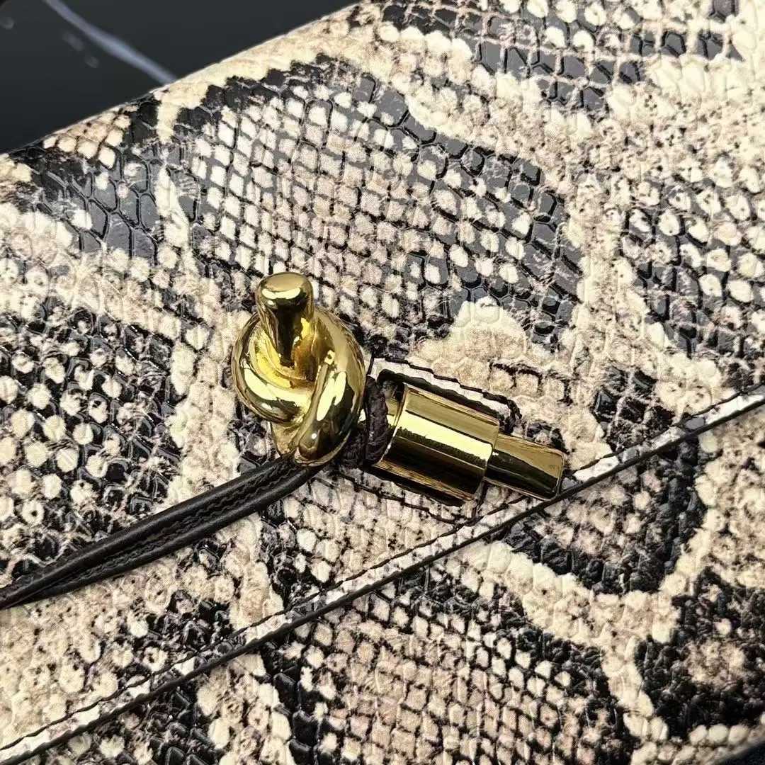 Newly arrived fashionable crocodile pattern top-level handbag fashionable and unique womens nighttime occasion handbag Z250220