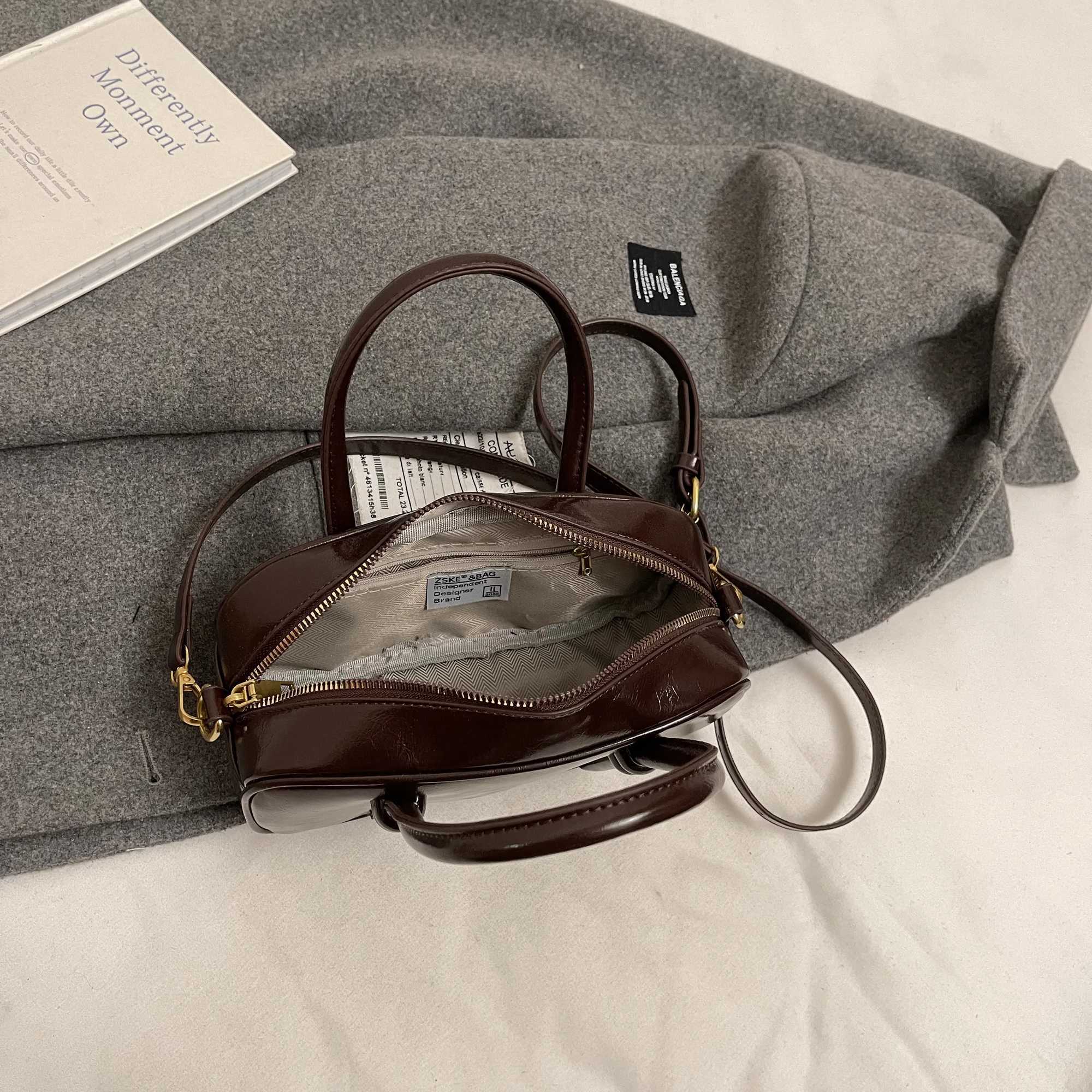 Niche Design Fashion Handheld Womens Baseball Bag 2024 New Retro Shoulder Bag Premium Retro Cross Body Bag Y250320