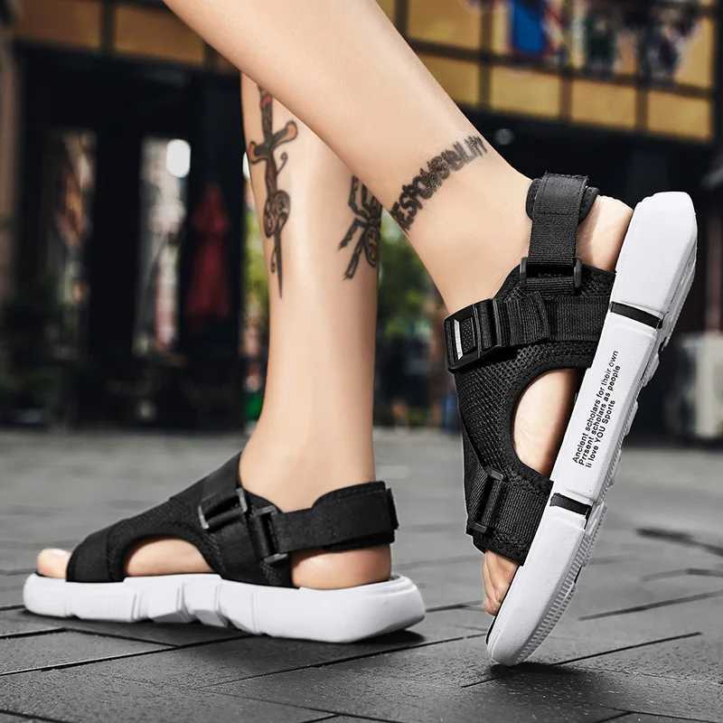 New Arrival Mens sandals summer new casual home slippers anti slip soft soled outdoor sandals fashionable beach shoes lightweight flip cover T250220