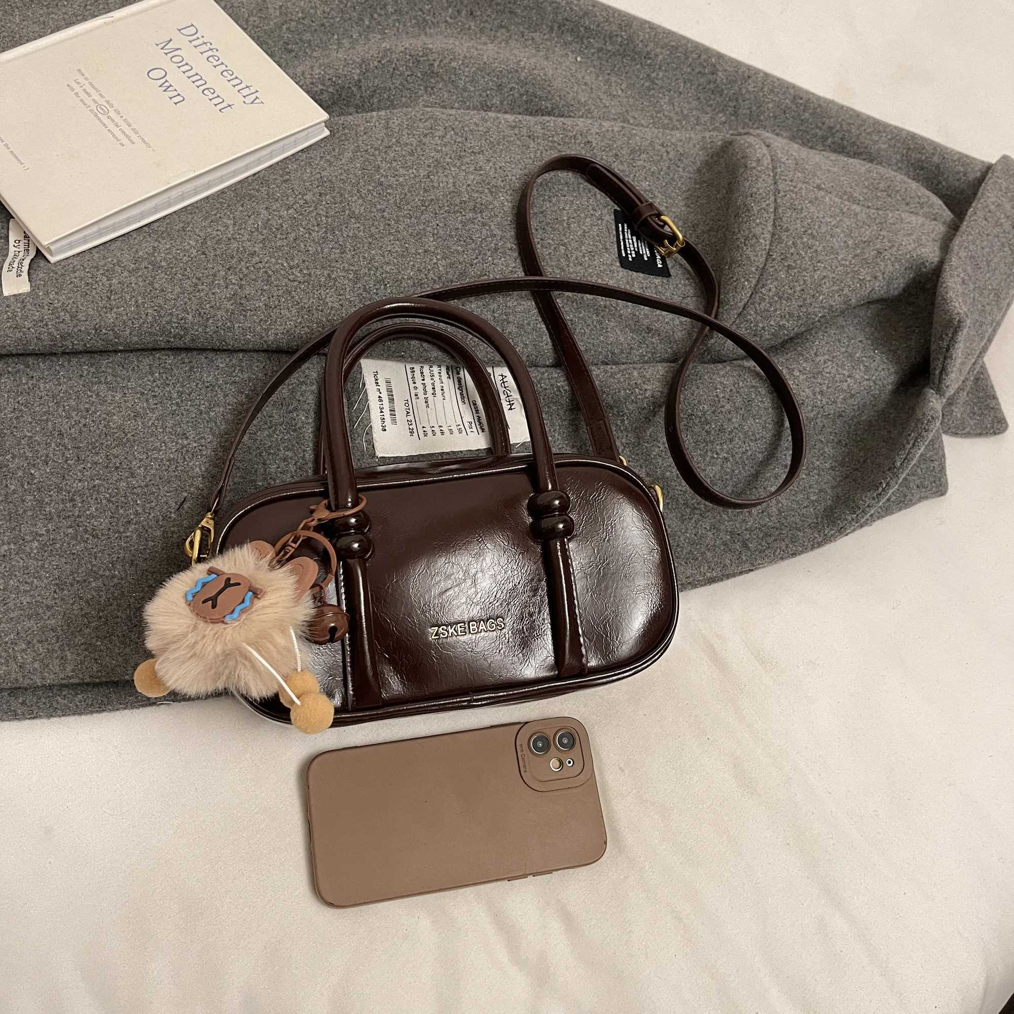 Niche Design Fashion Handheld Womens Baseball Bag 2024 New Retro Shoulder Bag Premium Retro Cross Body Bag Y250320