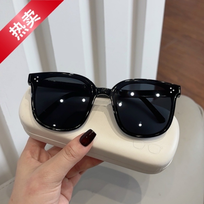 New three-point folding sunglasses are fashionable and trendy, showing off white and slimming. They are versatile and suitable for both men and women 