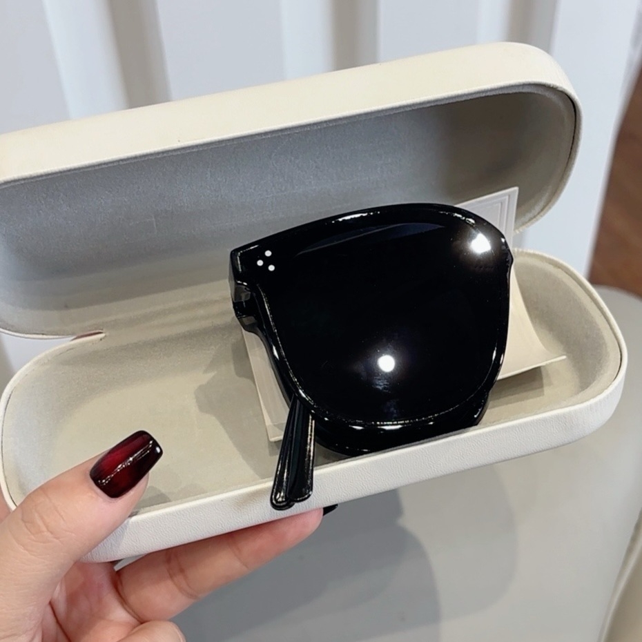 2025 three-point folding sunglasses are fashionable and trendy, showing off white and slimming. They are versatile and suitable for both men and women