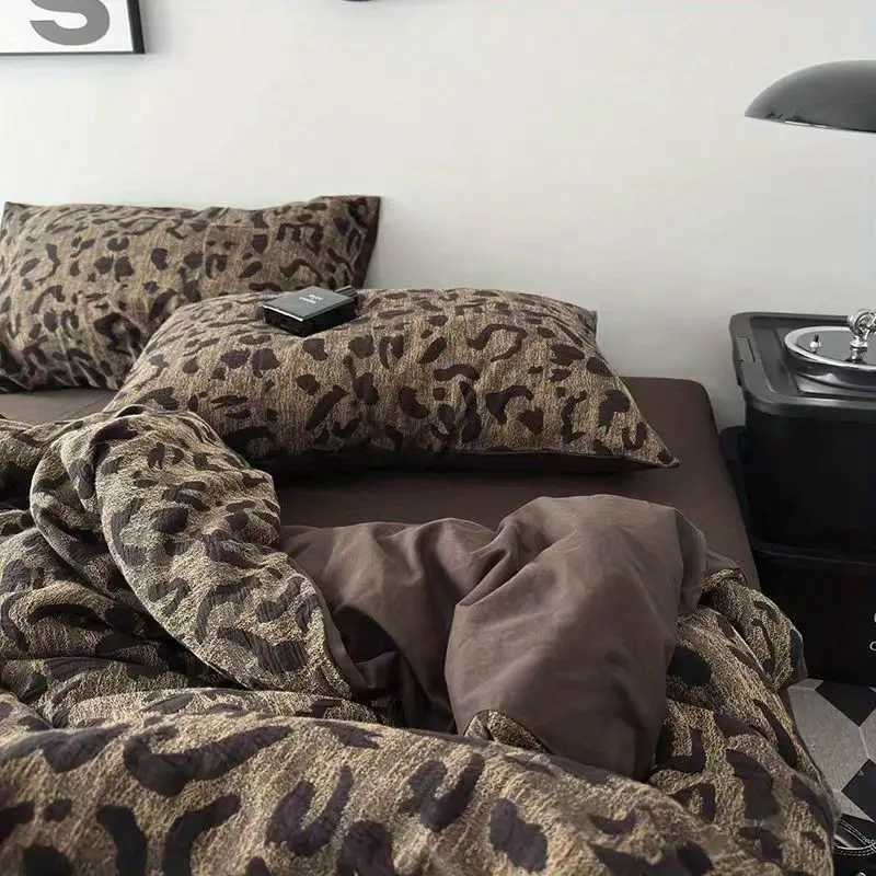 Luxury Brown Leopard Print Bedding Set Fashion Quilt Cover and Flat Sheet Pillowcase Single Double Queen Size for Adults CoupleXJ250220