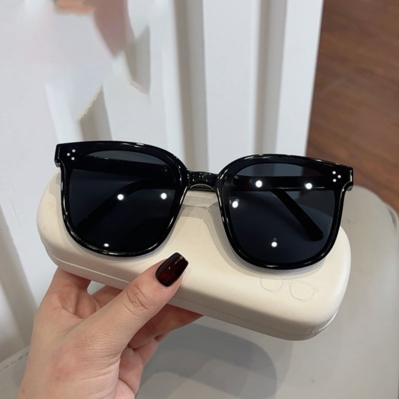 2025 three-point folding sunglasses are fashionable and trendy, showing off white and slimming. They are versatile and suitable for both men and women