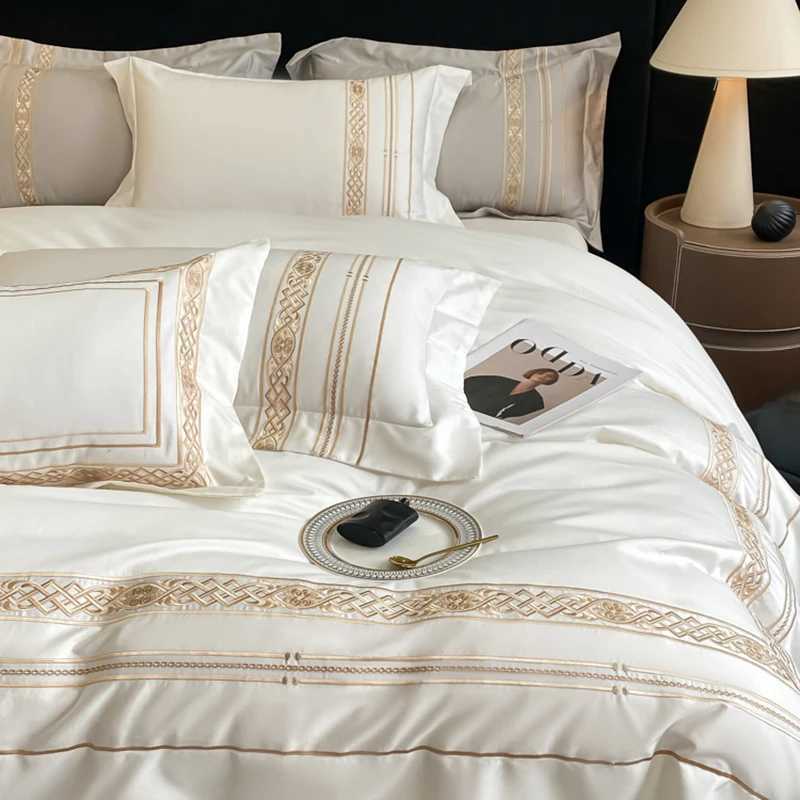 100% Egyptian Cotton Luxury Gold Embroidery Hotel Style Bedding White Grey Duvet Cover Set Fitted Sheet Bed Sheet PillowcasesXJ250220