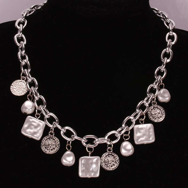 Vintage baroque faux pearl necklace women collarbone chain sweater chain ins niche design feeling