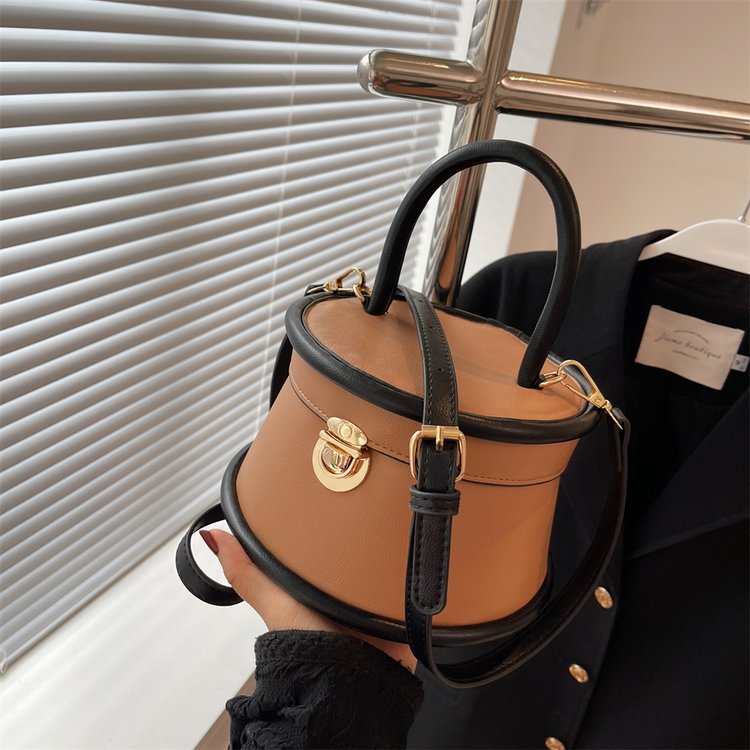 Free shipping 2025 designer Shoulder Bags For womans handbag simple fashion women Latch crossbody Bag Leisure bucket bag