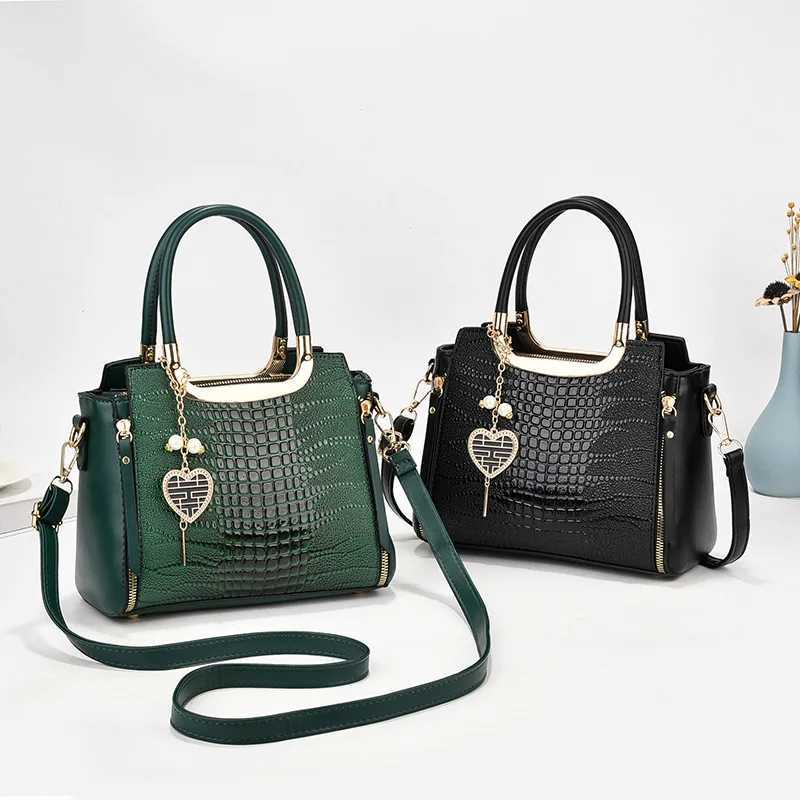 Elegant Buckle Heart Chain Decor Handbag Womens Solid Color Crossbody Bag Braided Details Flap Purse for Work Z250220