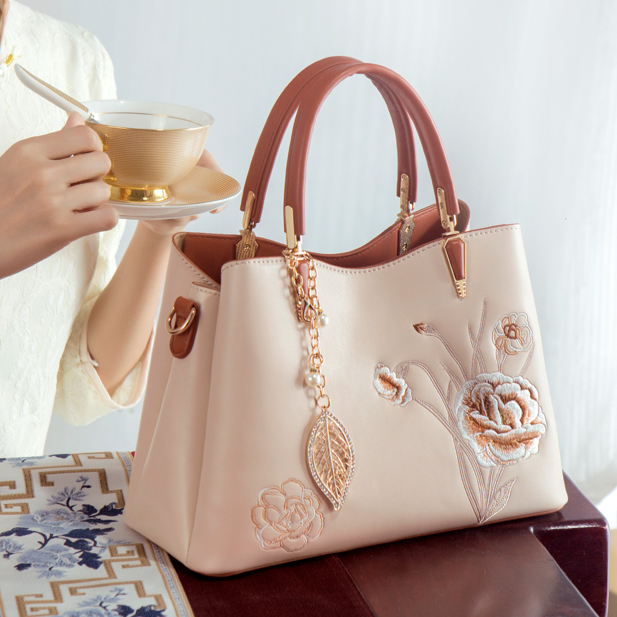 2025 New Embroidered Chinese style Large Capacity Handheld Mama with Atmospheric and High Quality Cross Carrying Women's Bag