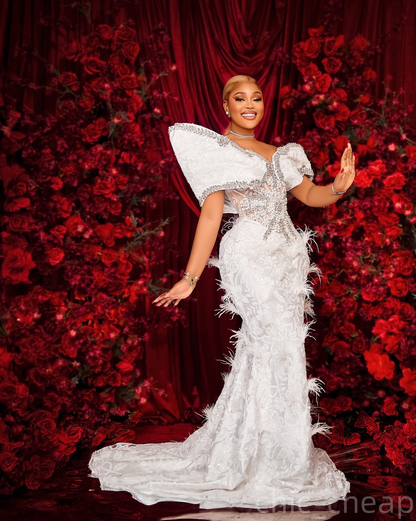 2025 Arabic Aso Ebi Plus Size White Wedding Dress Feather Crystals Pearls Sequined Lace Stylish Vintage Bridal Gowns Dresses ZJ0455