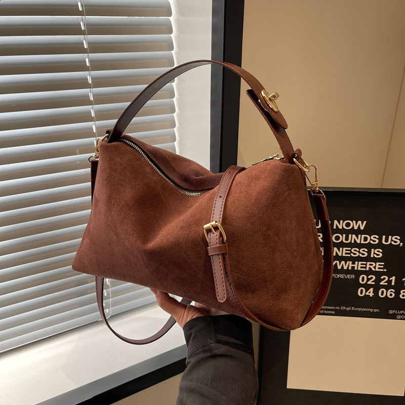 Ladies high-end large capacity bag womens simple commuting single shoulder handbag autumn and winter fashionable versatile womens bag 240923