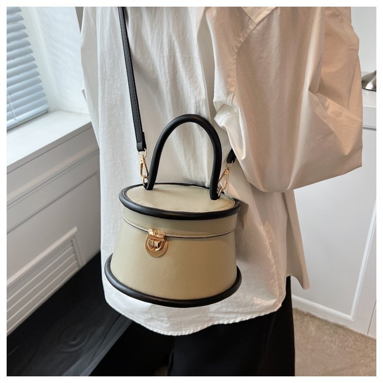 Free shipping 2025 designer Shoulder Bags For womans handbag simple fashion women Latch crossbody Bag Leisure bucket bag