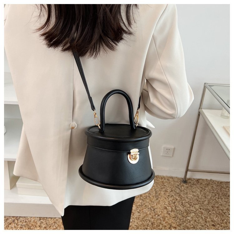 Free shipping 2025 designer Shoulder Bags For womans handbag simple fashion women Latch crossbody Bag Leisure bucket bag
