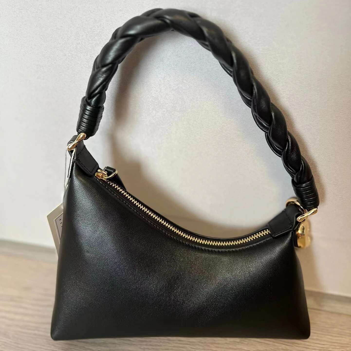 Niche AUPEN Ladies Sheepskin Black Fashion Commuter Braided Gold Bean Shoulder Handbag Underarm Bag