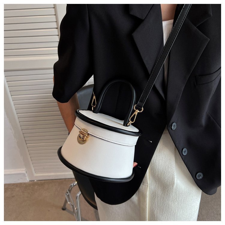 Free shipping 2025 designer Shoulder Bags For womans handbag simple fashion women Latch crossbody Bag Leisure bucket bag