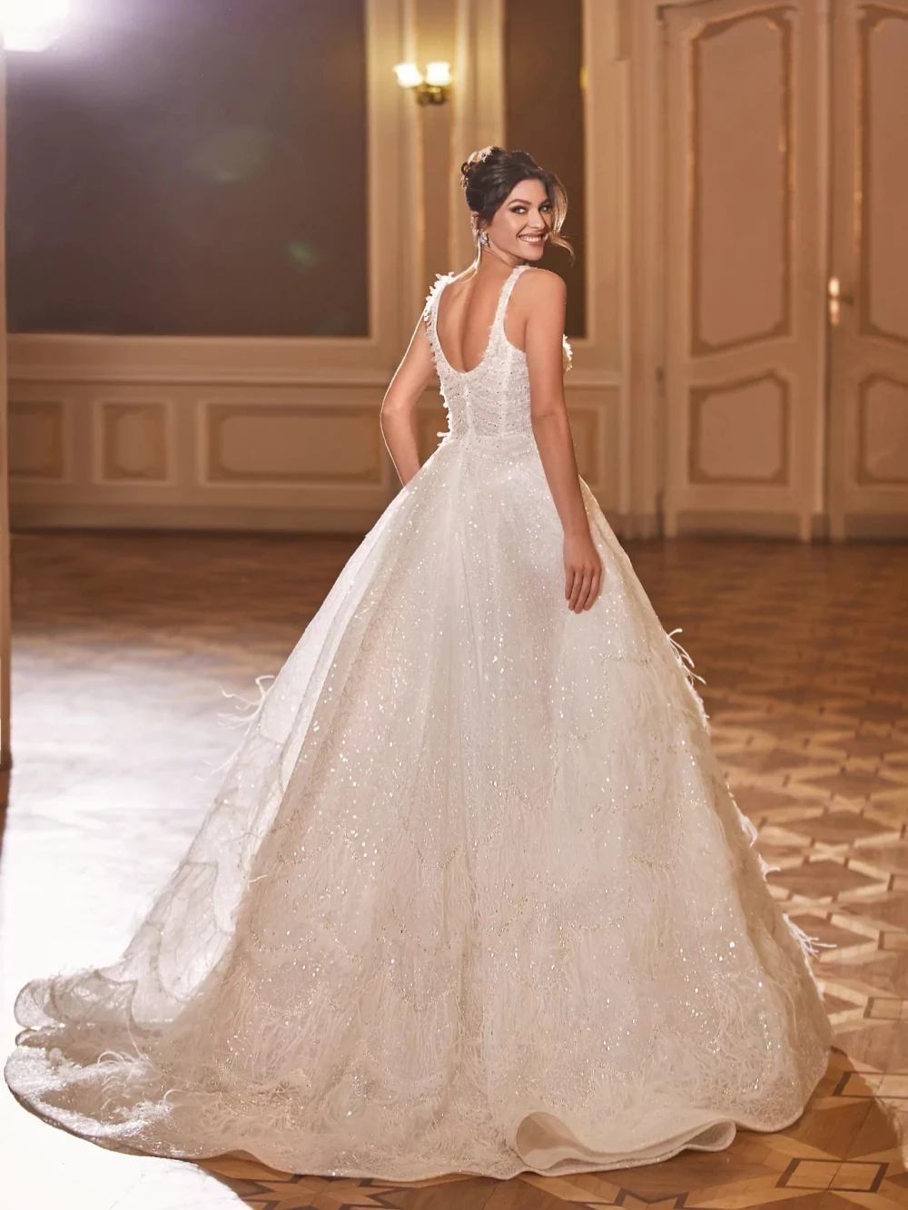 A e Women Wedding Spaghetti Straps Sleeveless Bridal Gowns Sequins Feather Sweep Train Dress Custom Made vestidos de novia