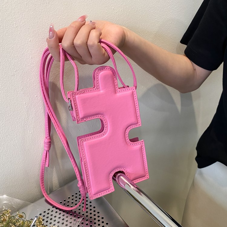 Designer free shipping 2025 summer new women white shoulder bag casual stylish simple portable mini cross body bag.