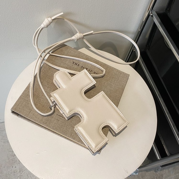 Designer free shipping 2025 summer new women white shoulder bag casual stylish simple portable mini cross body bag.