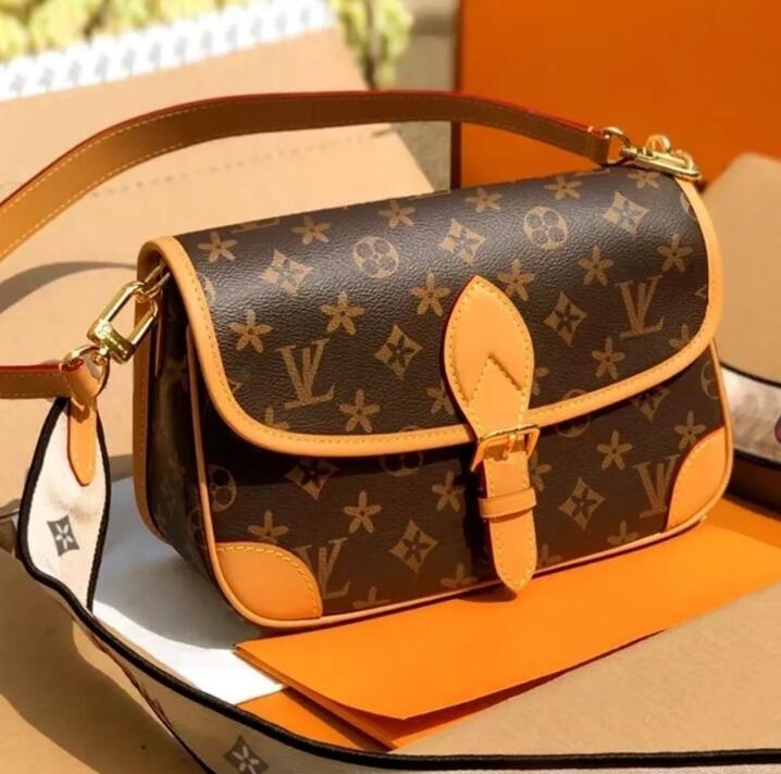 Designer Bags Shoulder Bag Leather Old Flower Handbag Baguette Canvas Wide Strap Embroidery Design Embossed Letters Stylish Buckle closure outdoors bag