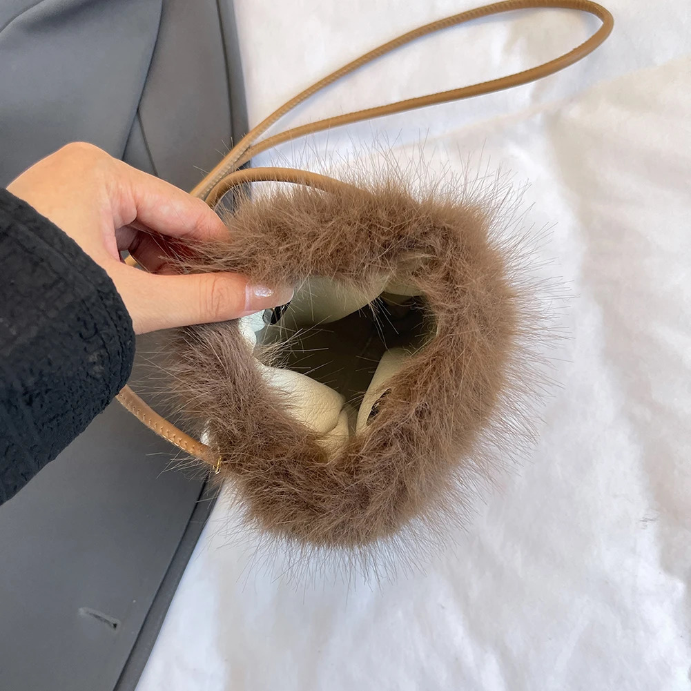 Women Faux Fur Shoulder Bag Pearl Chain Crossbody Clutch Purse for Travel Party 250218