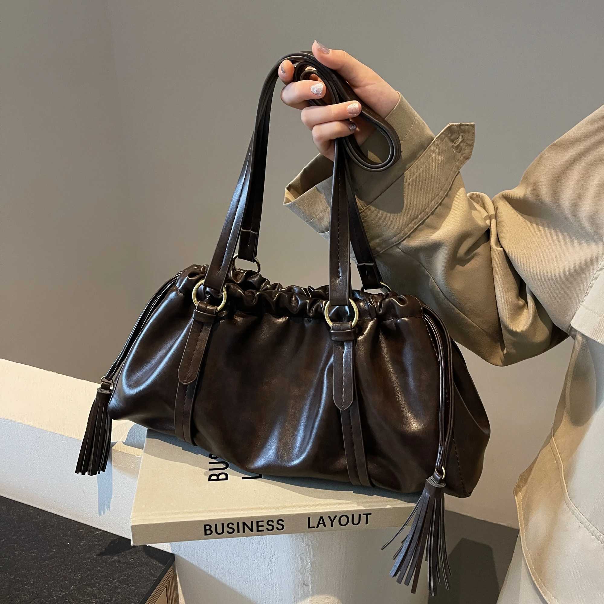 Underarm commuting bag for women large capacity 2024 new autumn and winter casual retro pleated single shoulder handbag Y250220
